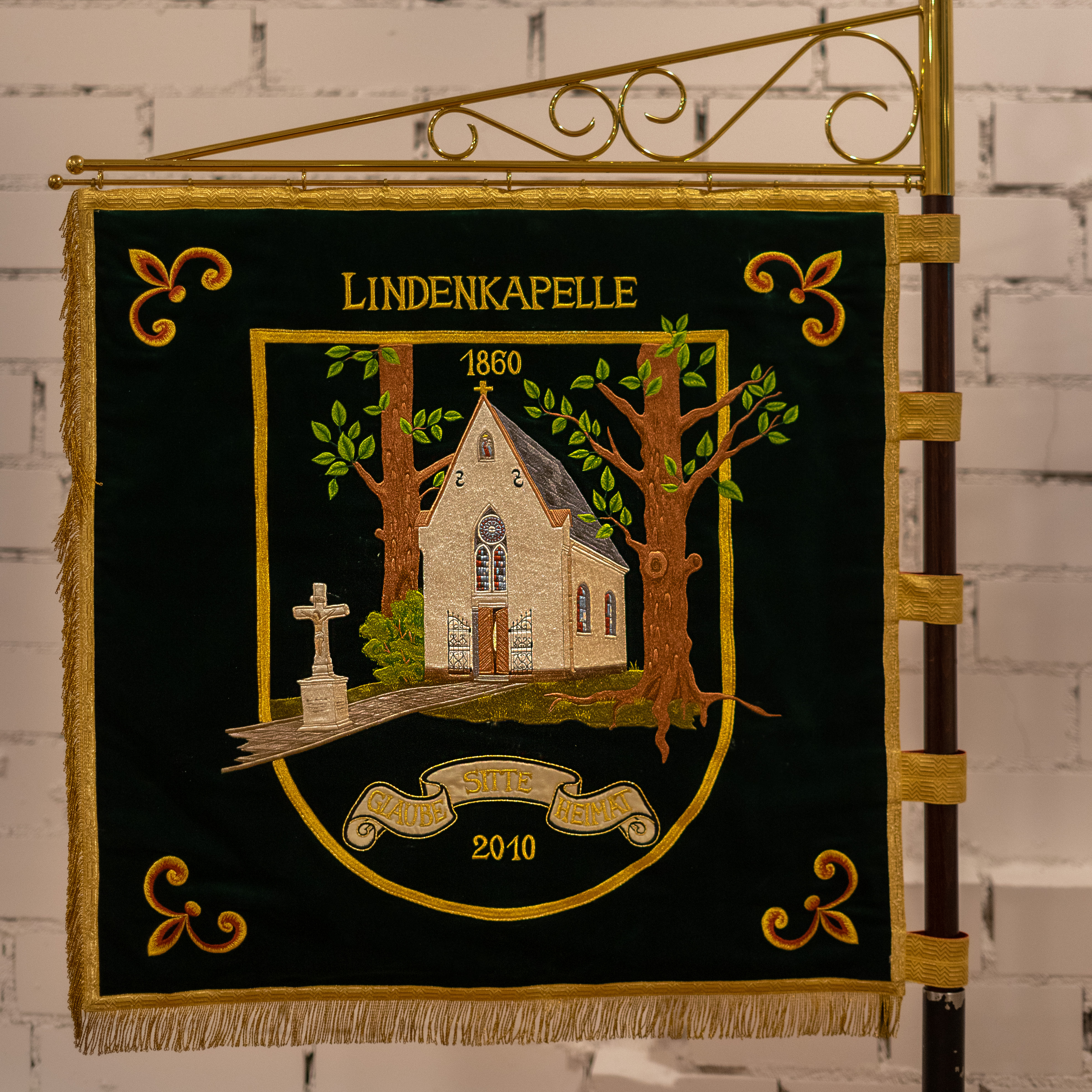 Standortfeldzeichen der Arminius-Kompanie, Rückseite mit der Lindenkapelle